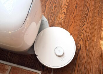 Finally, a self-cleaning robot vacuum that can handle my messy floors like a champ