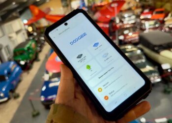 This Android phone with a massive battery and an auto-focus projector made me a fan instantly