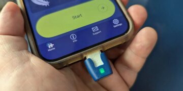 This USB-C accessory gave my iPhone and Android a surprisingly useful functionality