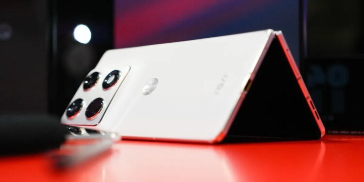 Motorola Razr Fold hands-on: This beats Samsung and Google Pixel in notable ways