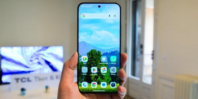 TCL quietly did something clever with its Nxtpaper phone and AMOLED at MWC