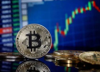 Bitcoin Bearish Flag Goes Up As Expert Analyst Predicts A Massive Crash To ,000